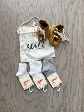 Kidwild Organics Tan Baby Moccasins with Condor Neutral Cotton Socks - 3-6m
